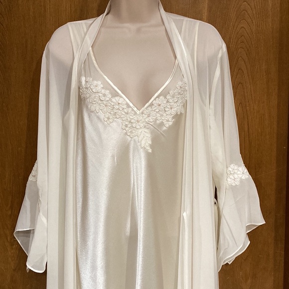 Oscar de la Renta Sleepwear White Robe - Picture 1 of 8